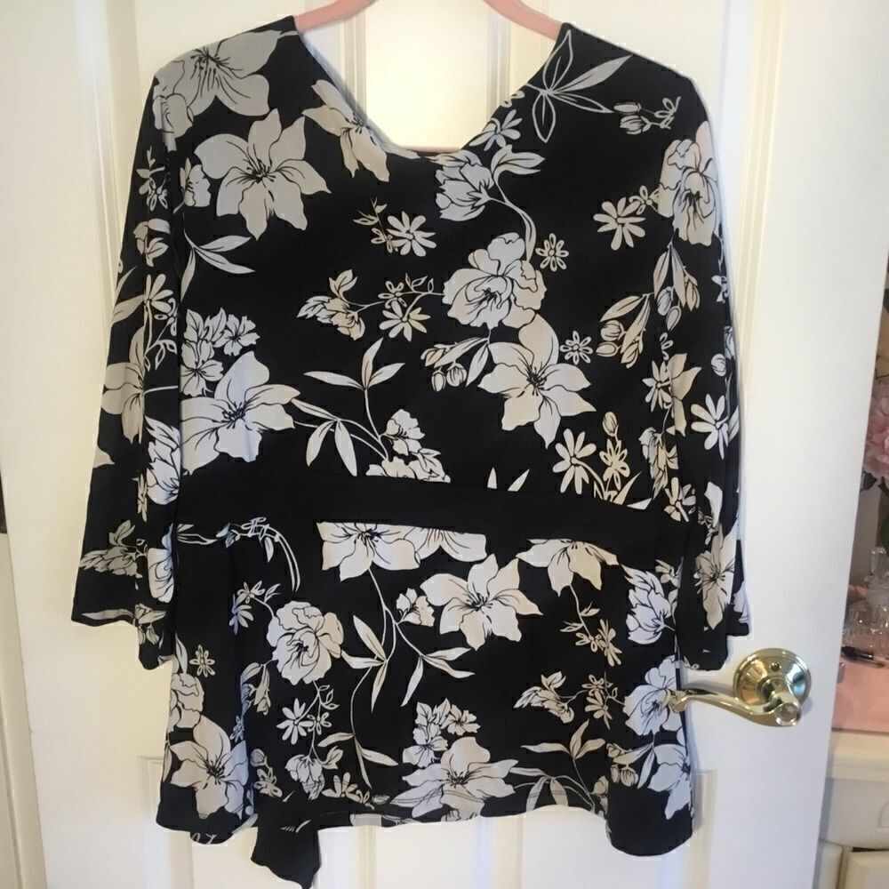 NWOT. Style & Co. Women’s Sz 3X  3/4 Length Sleeve V-Neck top.